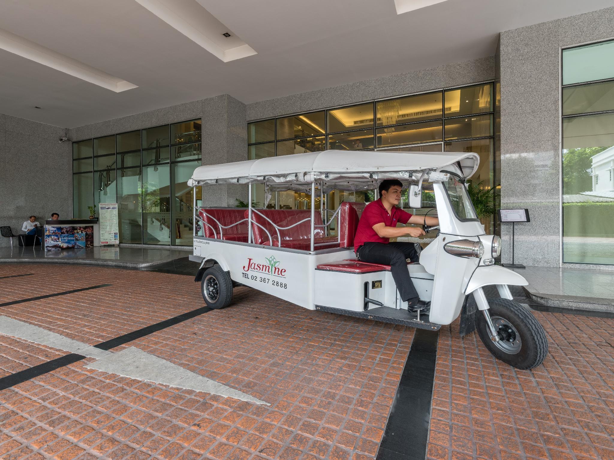Jasmine Grande Residence Bangkok Exterior photo The Tuk-Tuk