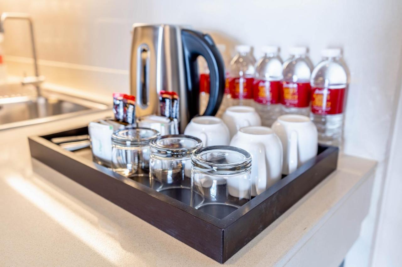 Jasmine Grande Residence Bangkok Exterior photo A kettle and bottled water in a hotel room