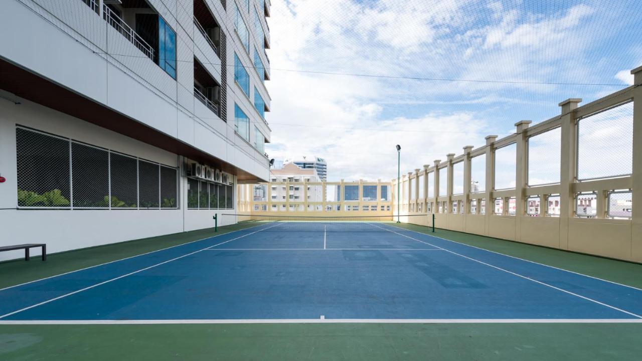 Jasmine Grande Residence Bangkok Exterior photo Tennis court