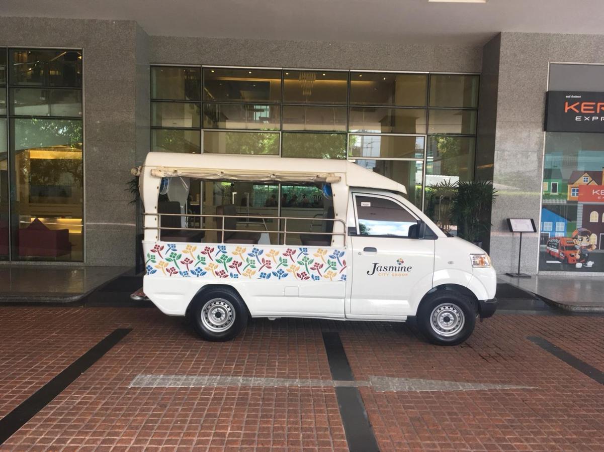 Jasmine Grande Residence Bangkok Exterior photo A J-Bus at the entrance of the hotel